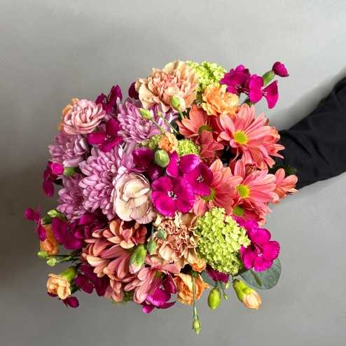 Le Victoria – Bouquet rond de saison rose orangé aux œillets, chrysanthèmes et viburnum – Livraison express dans toute la Suisse