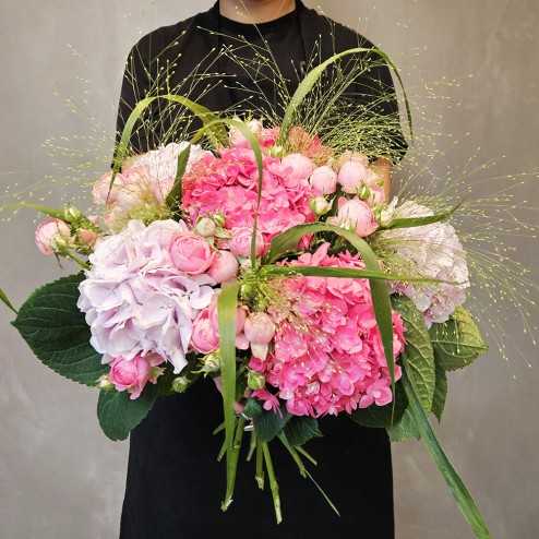 Blumenstrauß „Le Samira“ – Fuchsia- und zartrosa Hortensien mit Zweigen | Ein eleganter und romantischer Blumenstrauß