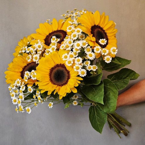 Seasonal Bouquet – Sunflowers and Chamomiles – Radiant Bouquet – Express delivery throughout Switzerland