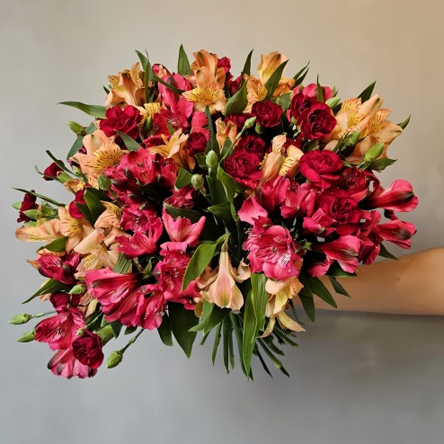 Le Sorbet Framboise Bouquet – Raspberry and orange astromeria, red carnations, heat-tolerant summer flowers