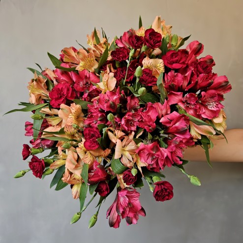 Le Sorbet Framboise Bouquet – Raspberry and orange astromeria, red carnations, heat-tolerant summer flowers