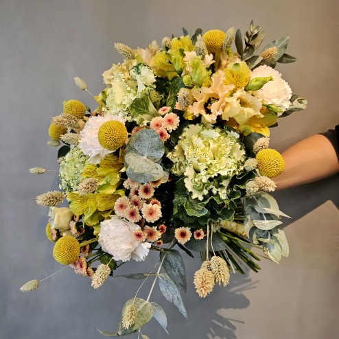 Le Golden Hour – Ton-in-Ton-Blumenstrauß in Hellgelb | Expresslieferung in der ganzen Schweiz