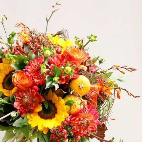 bouquet de fleurs rond avec tournesols et dahlias mélangées livraison dans toute la Suisse