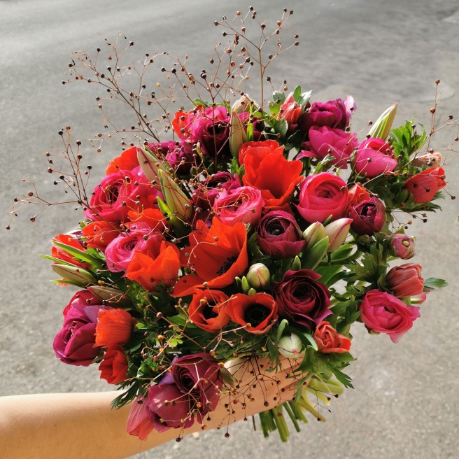 BOUQUET VON RENONKULEN, TULPEN UND ANEMONEN